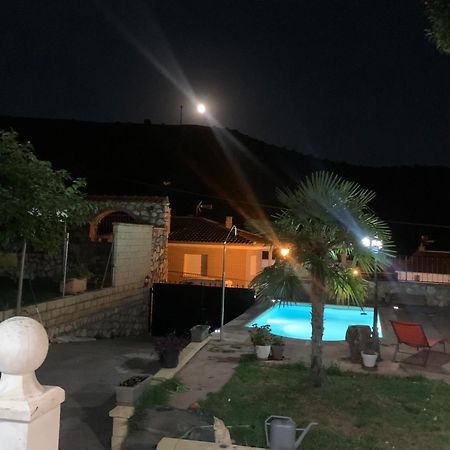 Apartamento Con Piscina Chiloeches Esterno foto